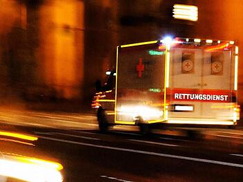 Das Rote Kreuz hat im Landkreis Lichtenfels drei eigene Rettungswagen und betreibt zudem einen vierten in der Rettungswache in Weismain zusammen mit dem Arbeiter-Samariterbund (ASB).  Foto: dpa/Nicolas Armer