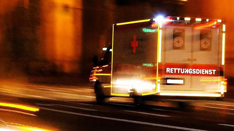 Das Rote Kreuz hat im Landkreis Lichtenfels drei eigene Rettungswagen und betreibt zudem einen vierten in der Rettungswache in Weismain zusammen mit dem Arbeiter-Samariterbund (ASB).  Foto: dpa/Nicolas Armer