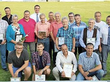 DIe Vereinsf&uuml;hrung des SV Gro&szlig;garnstadt nutzte das diesj&auml;hrige Sommerfest, um zahlreiche Mitglieder f&uuml;r langj&auml;hrige Treue und au&szlig;ergew&ouml;hnliches Engagement zu ehren. Foto: Alexandra Kemnitzer