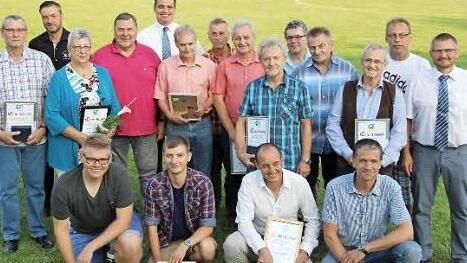 DIe Vereinsf&uuml;hrung des SV Gro&szlig;garnstadt nutzte das diesj&auml;hrige Sommerfest, um zahlreiche Mitglieder f&uuml;r langj&auml;hrige Treue und au&szlig;ergew&ouml;hnliches Engagement zu ehren. Foto: Alexandra Kemnitzer