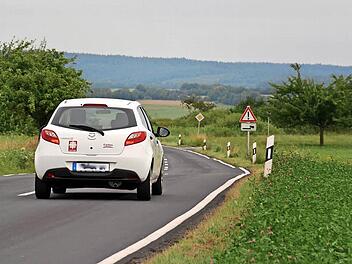 Die Staatsstraße 2290 nördlich von Stangenroth ist eine richtige Buckelpiste. Zudem sind die Straßenränder nicht wirklich befestigt, zum Teil schon sehr ausgefahren.  Foto: Kathrin Kupka-Hahn