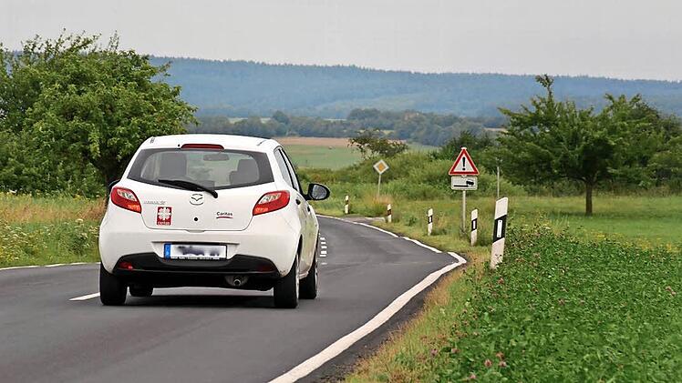 Die Staatsstraße 2290 nördlich von Stangenroth ist eine richtige Buckelpiste. Zudem sind die Straßenränder nicht wirklich befestigt, zum Teil schon sehr ausgefahren.  Foto: Kathrin Kupka-Hahn