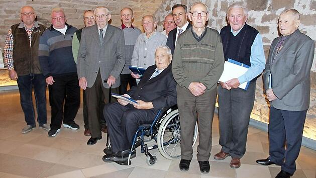 Landrat Alexander Tritthart (Mitte, mit Krawatte) w&uuml;rdigte die Arbeit der Feldgeschworenen.