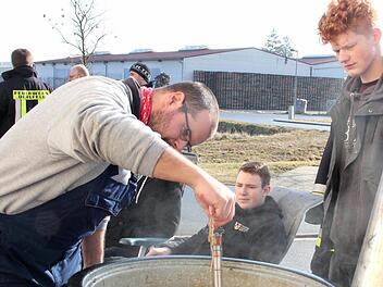 Matthias Heidel, der Herr über die Kessel prüft, ob die für die Blutwürscht nötigen 80 Grad im Kessel passen Foto: Johanna Blum