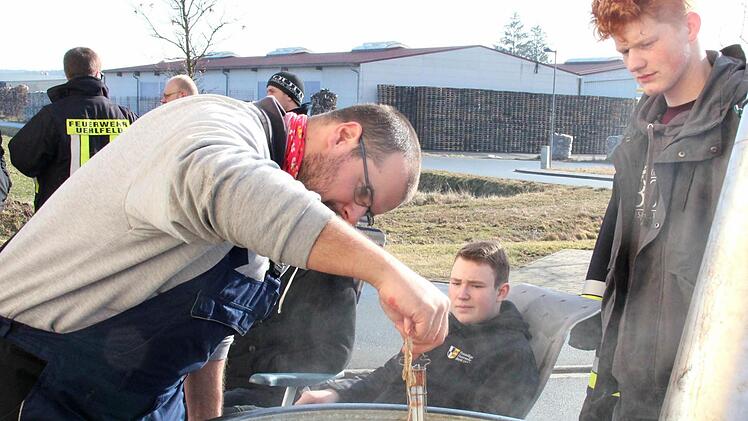 Matthias Heidel, der Herr über die Kessel prüft, ob die für die Blutwürscht nötigen 80 Grad im Kessel passen Foto: Johanna Blum