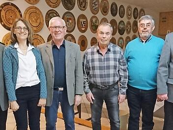 Die Vereinsjubilare (von links): Vorstand Michael Reuth, Silvia Reuth, Winfried Remmert, Berthold Nickol, Erster Schützenmeister Günther Lieb Fotos: privat