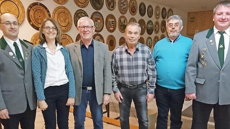 Die Vereinsjubilare (von links): Vorstand Michael Reuth, Silvia Reuth, Winfried Remmert, Berthold Nickol, Erster Schützenmeister Günther Lieb Fotos: privat