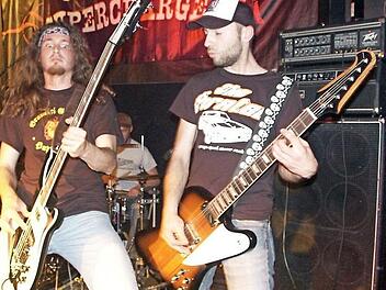 Seit 20 Jahren geht im Seubersdorfer Feuerwehrstadel der Punk ab. Beim Jubil&auml;umsfestival lassen es die "Fastbeat Superchargers" aus Bamberg wieder krachen.  Foto: Stephan St&ouml;ckel