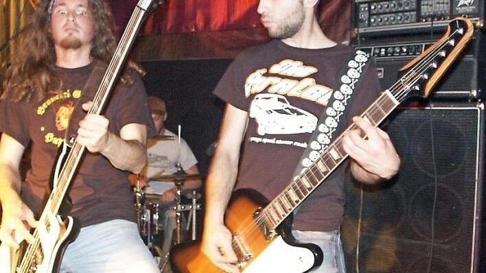 Seit 20 Jahren geht im Seubersdorfer Feuerwehrstadel der Punk ab. Beim Jubil&auml;umsfestival lassen es die "Fastbeat Superchargers" aus Bamberg wieder krachen.  Foto: Stephan St&ouml;ckel