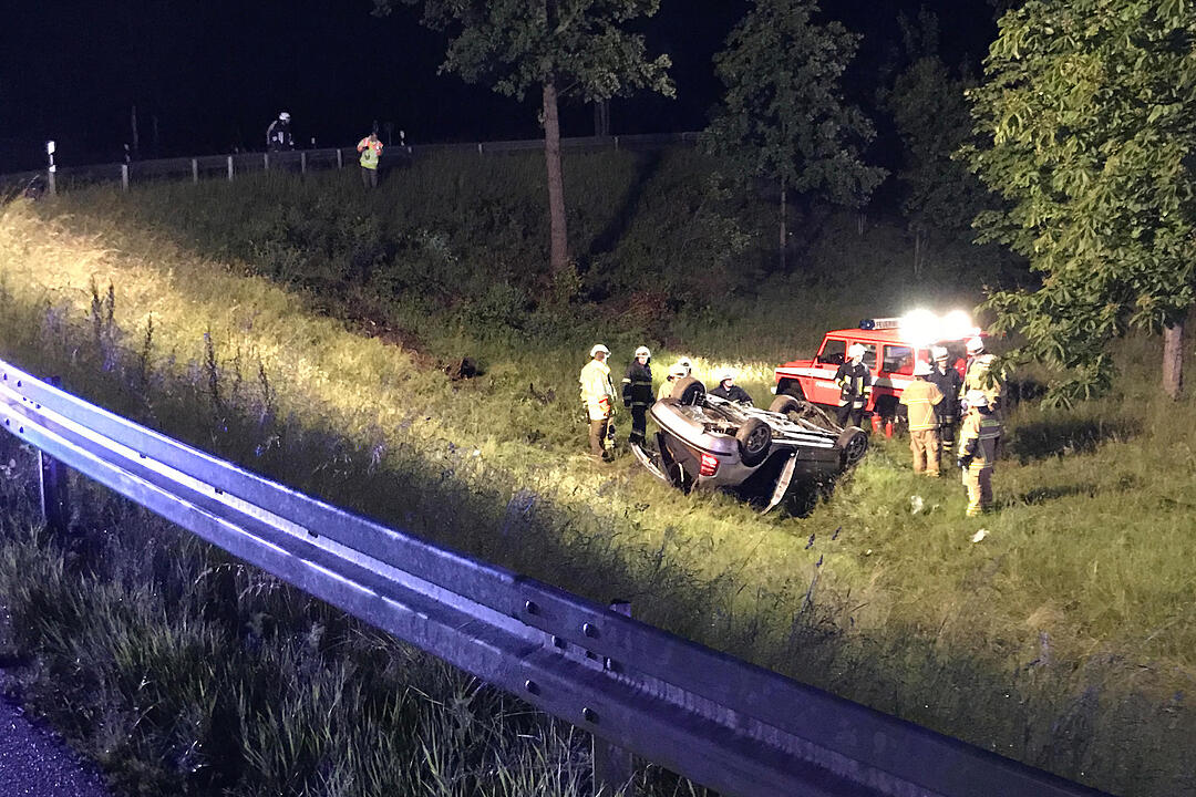 Auto kommt bei Hof von B15 ab