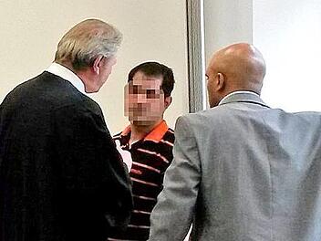 Der Angeklagte (Mitte) im Gespräch mit seinem Rechtsanwalt Norbert Brandl (links) und einem Dolmetscher Foto: Jutta Behr-Groh