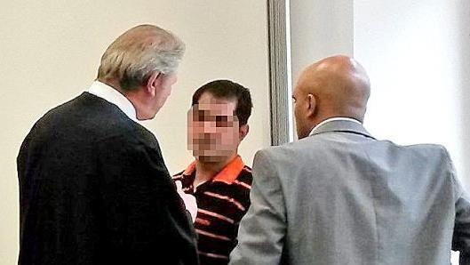 Der Angeklagte (Mitte) im Gespräch mit seinem Rechtsanwalt Norbert Brandl (links) und einem Dolmetscher Foto: Jutta Behr-Groh