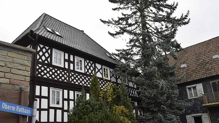 Die mächtige Blautanne am Obern Rathaus könnte beim Sturm umfallen, befürchten die Anwohner.Andreas Welz