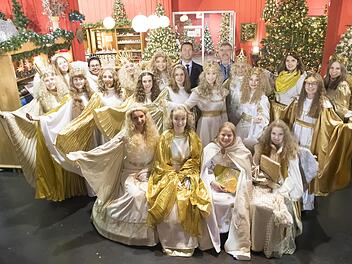 Die teilnehmenden Christkinder stellten sich im Anschluss an das Symposium mit den Landr&auml;ten Matthias Die&szlig;l (links) und Michael Busch (rechts) zum Gruppenfoto in der Weihnachtswelt der Farbglash&uuml;tte Lauscha.Stefanie Rebhan