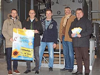 Bürgermeister Andreas Hügerich, Landrat Christian Meißner, technischer Leiter Klinikum Markus Semmelroch, Baukoordinator Tristan Rinker und der Umweltingenieur Martin Dirauf (von links) machen auf den Aktionstag "Energiewende vor Ort" aufmerksam.  Foto: Alfred Thieret