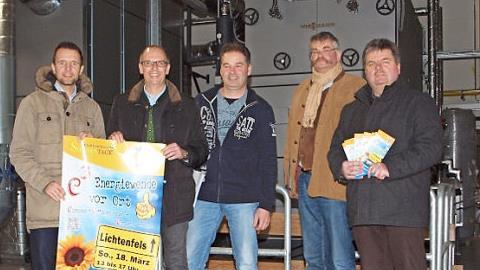 Bürgermeister Andreas Hügerich, Landrat Christian Meißner, technischer Leiter Klinikum Markus Semmelroch, Baukoordinator Tristan Rinker und der Umweltingenieur Martin Dirauf (von links) machen auf den Aktionstag "Energiewende vor Ort" aufmerksam.  Foto: Alfred Thieret