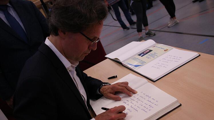 Bernhard Pörksen verewigt sich im Goldenen Buch. Foto: Teresa Hirschberg
