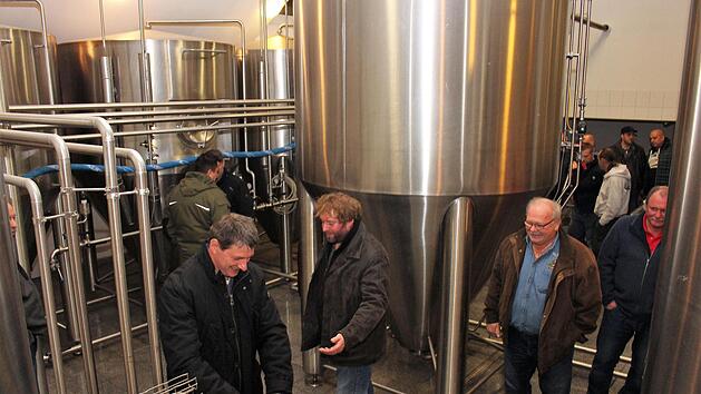 Timo Baier (Mitte) f&uuml;hrte die Kollegen durch die Brauerei in Zentbechhofen.  Foto: Evi Seeger