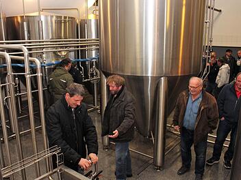 Timo Baier (Mitte) führte die Kollegen durch die Brauerei in Zentbechhofen.  Foto: Evi Seeger