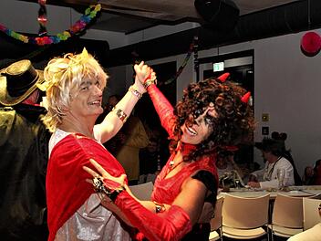 Ausgefallene Kostüme prägten die Faschingsparty des Höchstadter Automobilclubs.  Fotos: Evi Seeger