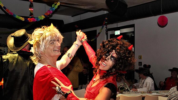 Ausgefallene Kostüme prägten die Faschingsparty des Höchstadter Automobilclubs.  Fotos: Evi Seeger