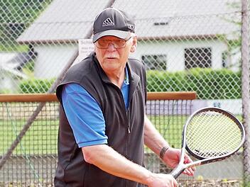 Beim hauchdünnen 5:4-Heimsieg der Herren 50 des SV Neuses gegen den TC Marktrodach blieb Günther Krebs in seinem Einzel und im Doppel mit Winfried Lebok ungeschlagen.  Foto: Hans Franz