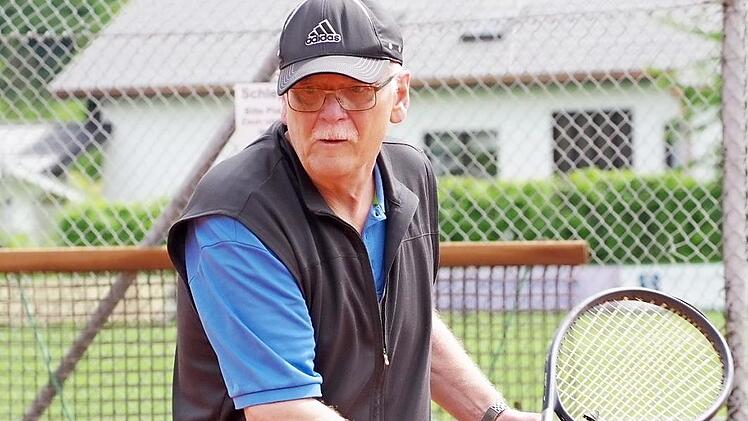 Beim hauchdünnen 5:4-Heimsieg der Herren 50 des SV Neuses gegen den TC Marktrodach blieb Günther Krebs in seinem Einzel und im Doppel mit Winfried Lebok ungeschlagen.  Foto: Hans Franz