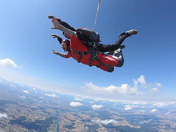 Landrat Wilhelm Schneider schwebte zusammen mit dem Tandempiloten Dirk Rentzsch &uuml;ber seiner Heimat. Foto: Billy Sharman