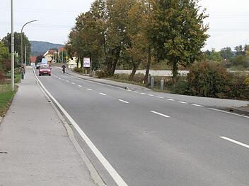 Geht es nach Gemeinderat Paul Habich, dann soll in der Bahnhofstraße der Fahrradweg von den Fußgängern getrennt werden. Foto: Gerda Völk