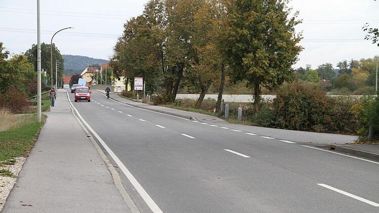 Geht es nach Gemeinderat Paul Habich, dann soll in der Bahnhofstraße der Fahrradweg von den Fußgängern getrennt werden. Foto: Gerda Völk