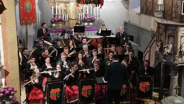 Der Musikverein Birnbaum beim Weihnachtskonzert in der Kirche St. Stephanus unter der Leitung von Dirigent Michael Deuerling. Foto: privat