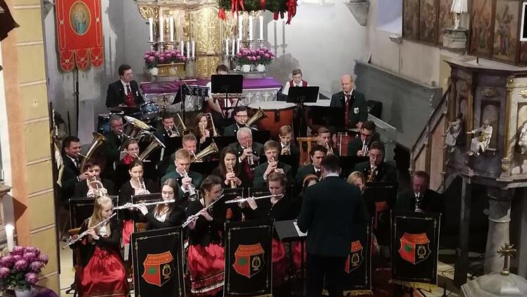Der Musikverein Birnbaum beim Weihnachtskonzert in der Kirche St. Stephanus unter der Leitung von Dirigent Michael Deuerling. Foto: privat