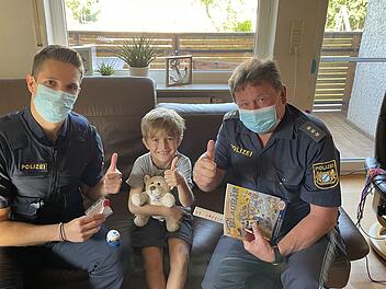 Die beiden Polizisten Florian Lechner (links) und Hubert Koch (Verkehrserzieher der Polizeiinspektion Hammelburg) besuchten Gregor nach seinem Unfall und brachten Geschenke mit.