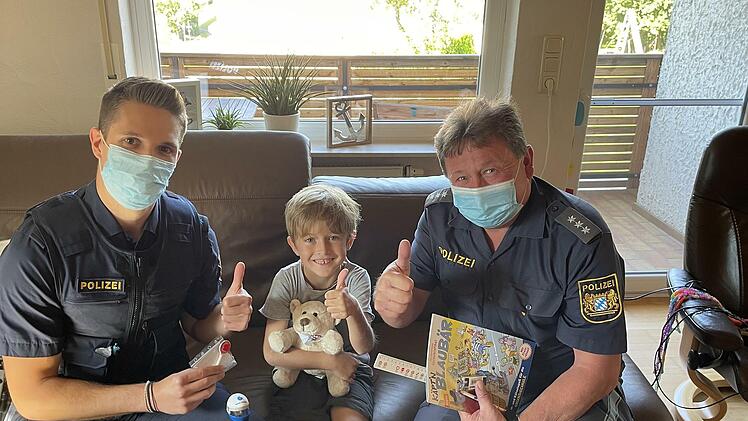 Die beiden Polizisten Florian Lechner (links) und Hubert Koch (Verkehrserzieher der Polizeiinspektion Hammelburg) besuchten Gregor nach seinem Unfall und brachten Geschenke mit.