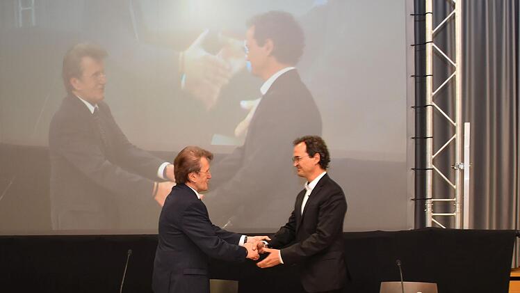 IHK-Ehrenpräsident Friedrich Herdan (links) und IHK-Präsident Andreas Engel bei der Amtsübergabe am 1.  Dezember.