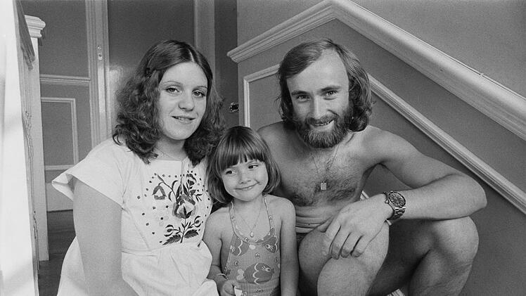 Phil Collins - hier 1976 mit seiner ersten Frau Andrea Bertorelli und seiner Tochter Joely - war insgesamt dreimal verheiratet und hat f&uuml;nf Kinder.