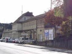 Dort, wo laut Baureferent Hans-Heinrich Ulmann (CSB) derzeit die ehemalige Expressguthalle des Coburger Bahnhofs vor sich hingammelt, könnte ein Parkhaus gebaut werden. Foto: Ulrike Nauer