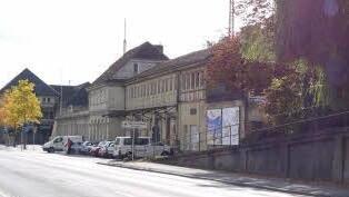 Dort, wo laut Baureferent Hans-Heinrich Ulmann (CSB) derzeit die ehemalige Expressguthalle des Coburger Bahnhofs vor sich hingammelt, könnte ein Parkhaus gebaut werden. Foto: Ulrike Nauer