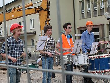 Das Perkussion Ensemble "KissPercussiva" gibt auf der Baustelle in der Von-Hessing-Straße ein etwas anderes Open-Air Konzert. Fotos: Benedikt Borst
