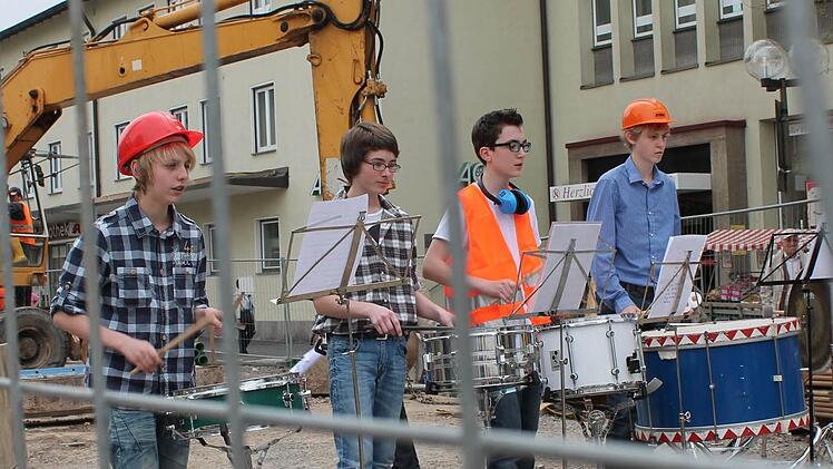 Das Perkussion Ensemble "KissPercussiva" gibt auf der Baustelle in der Von-Hessing-Straße ein etwas anderes Open-Air Konzert. Fotos: Benedikt Borst