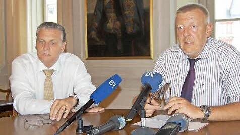 Bei der gestern kurzfristig anberaumten Pressekonferenz gab OB Norbert Kastner (rechts) die vorläufige Schließung des Schlachthofs bekannt. Links Stadtkämmerer Wilhelm Austen. Foto: Oliver Schmidt