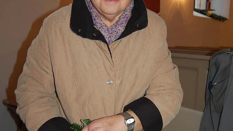 Fleißige Helfer in der Seidmannsdorfer Kirche: Anita Ponsel....
