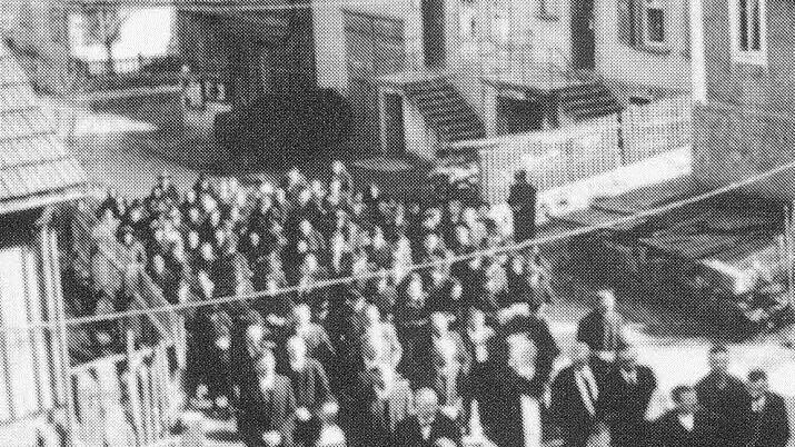 Trauerzug am 8. April 1945 in Oberbach: Die von Granatsplitter getöteten Rosalinde Beck und Barbara Griner wurden beigesetzt. Foto: Archiv Saale Zeitung
