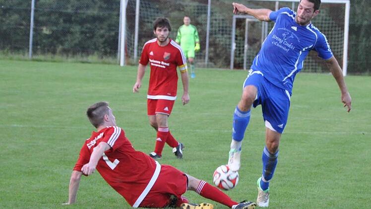 Stephan Zehner blockt den Schussversuch von Johannes Kehm rustikal. Foto: Leo Hühnlein