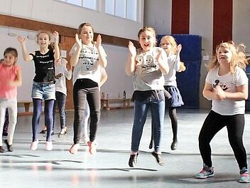 Beim Kinder- und Jugendtanzen am Samstag geht es noch spielerisch zu. Die Kinder sollen vor allem Spaß haben und ihr Rhythmusgefühl schulen. Foto: Ulrike Nauer