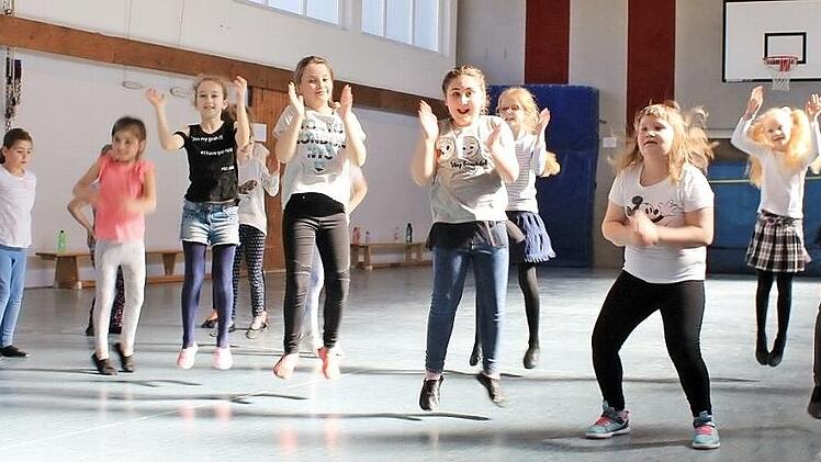Beim Kinder- und Jugendtanzen am Samstag geht es noch spielerisch zu. Die Kinder sollen vor allem Spaß haben und ihr Rhythmusgefühl schulen. Foto: Ulrike Nauer