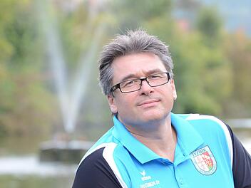 Hat sich in Hammelburg bestens eingelebt: Volleys-Trainer Karl Kaden am Weiher vor dem Roten Schloss.Jürgen Schmitt