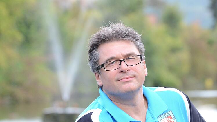 Hat sich in Hammelburg bestens eingelebt: Volleys-Trainer Karl Kaden am Weiher vor dem Roten Schloss.Jürgen Schmitt