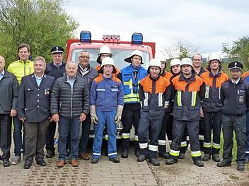 Die Pr&uuml;flinge mit Vertretern der Feuerwehr-F&uuml;hrung sowie der Stadt Bad Staffelstein Foto: Michael Wei&szlig;