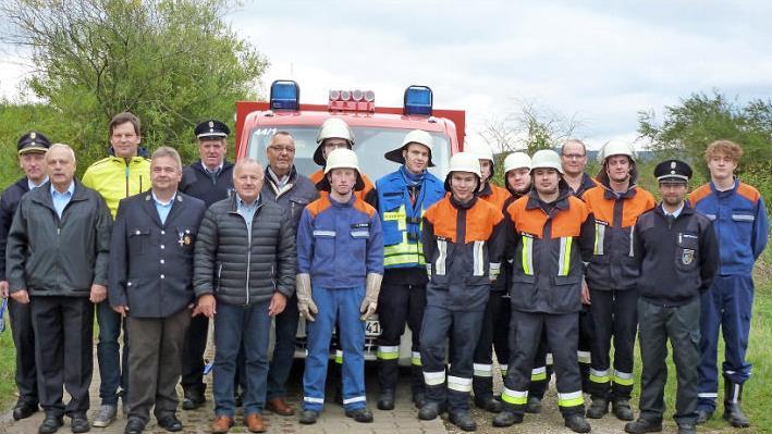 Die Pr&uuml;flinge mit Vertretern der Feuerwehr-F&uuml;hrung sowie der Stadt Bad Staffelstein Foto: Michael Wei&szlig;
